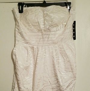 White sleeveless dress with pockets