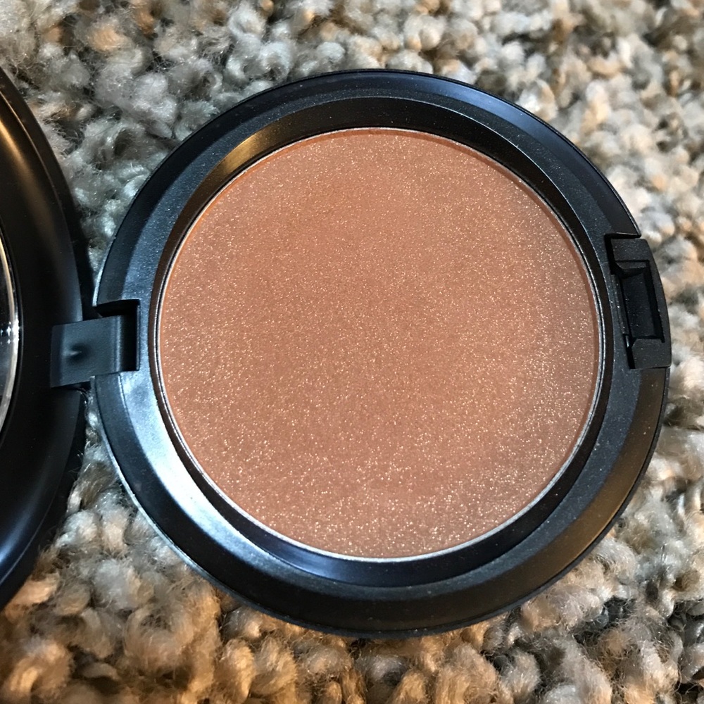 Mac bronzing powder in refined golden