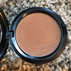 Mac bronzing powder in refined golden