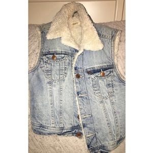 denim vest w. fur 💧🐚🌊🌩