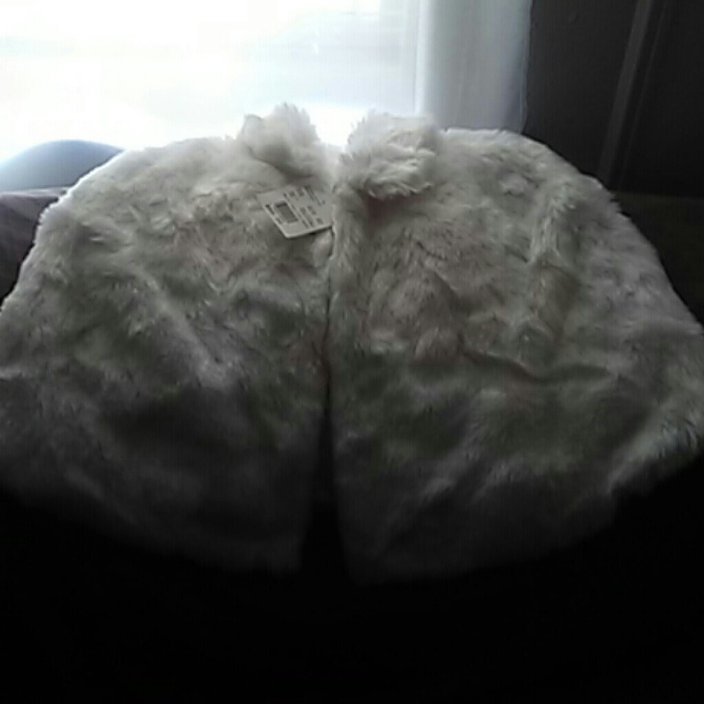 Davids bridal White Faux Fur Capel