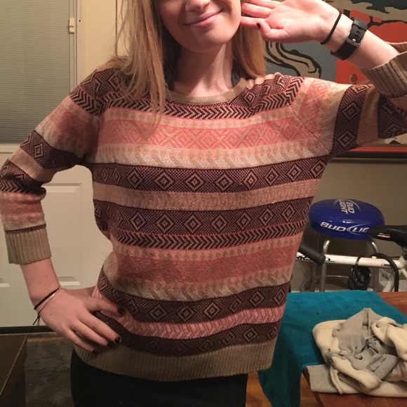 Aztec pink sweater - Picture 2 of 3