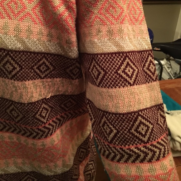 Aztec pink sweater - Picture 3 of 3