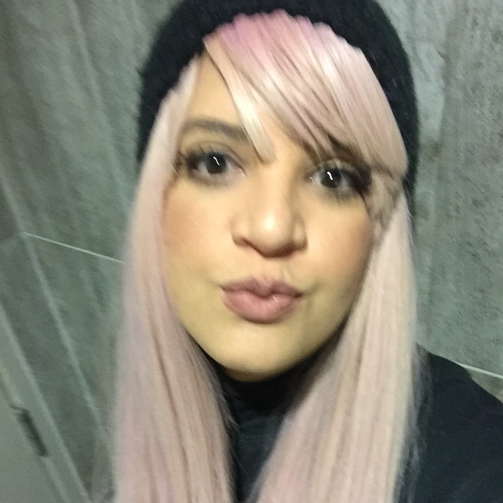 Meet your Posher, Yanil about my store.