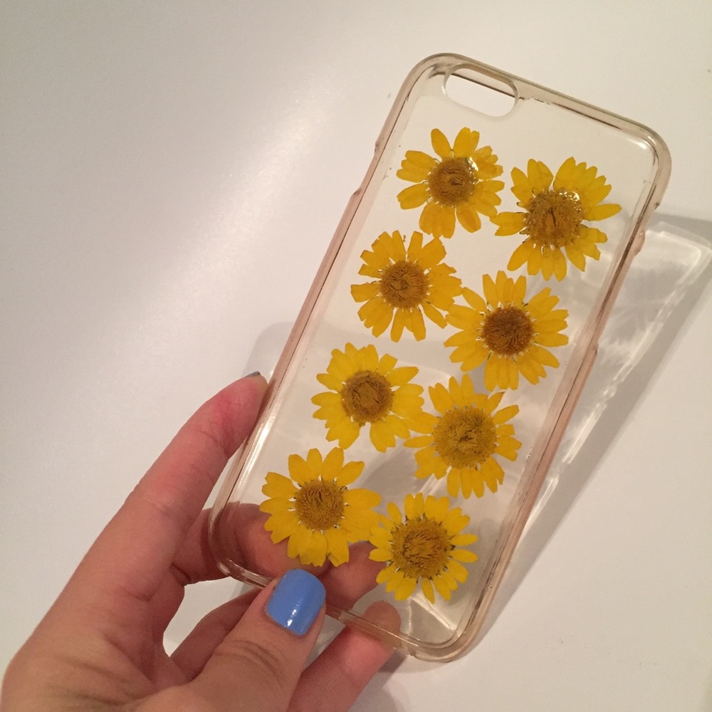 Real flowers iphone 6 case from pac-sun 🌼