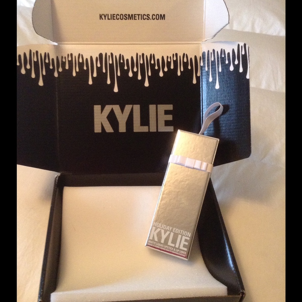 Kylie Cosmetics brand new kip kit Merry Holiday