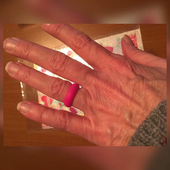 Qalo Silicone wedding band. - Picture 6 of 6