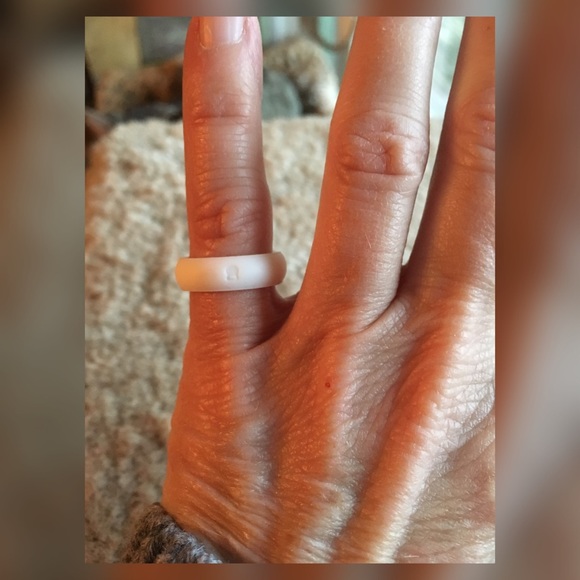 Qalo Silicone wedding band. - Picture 2 of 6