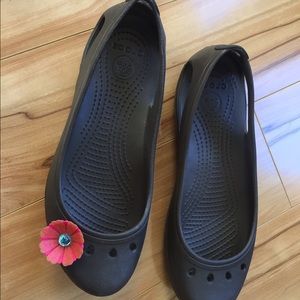 NWOT Crocs Kadee Flats brown with coral flower