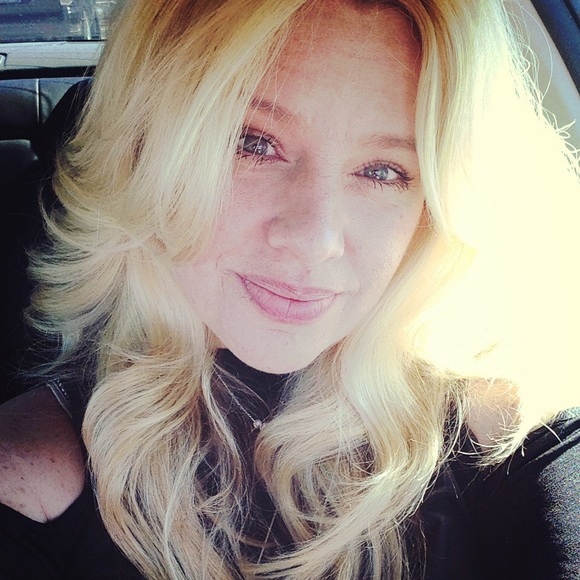 Meet your Posher, Christie - Picture 1 of 1