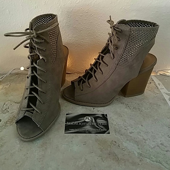 💥New arrival💥Open toe taupe lace up ankle bootie - Picture 1 of 4