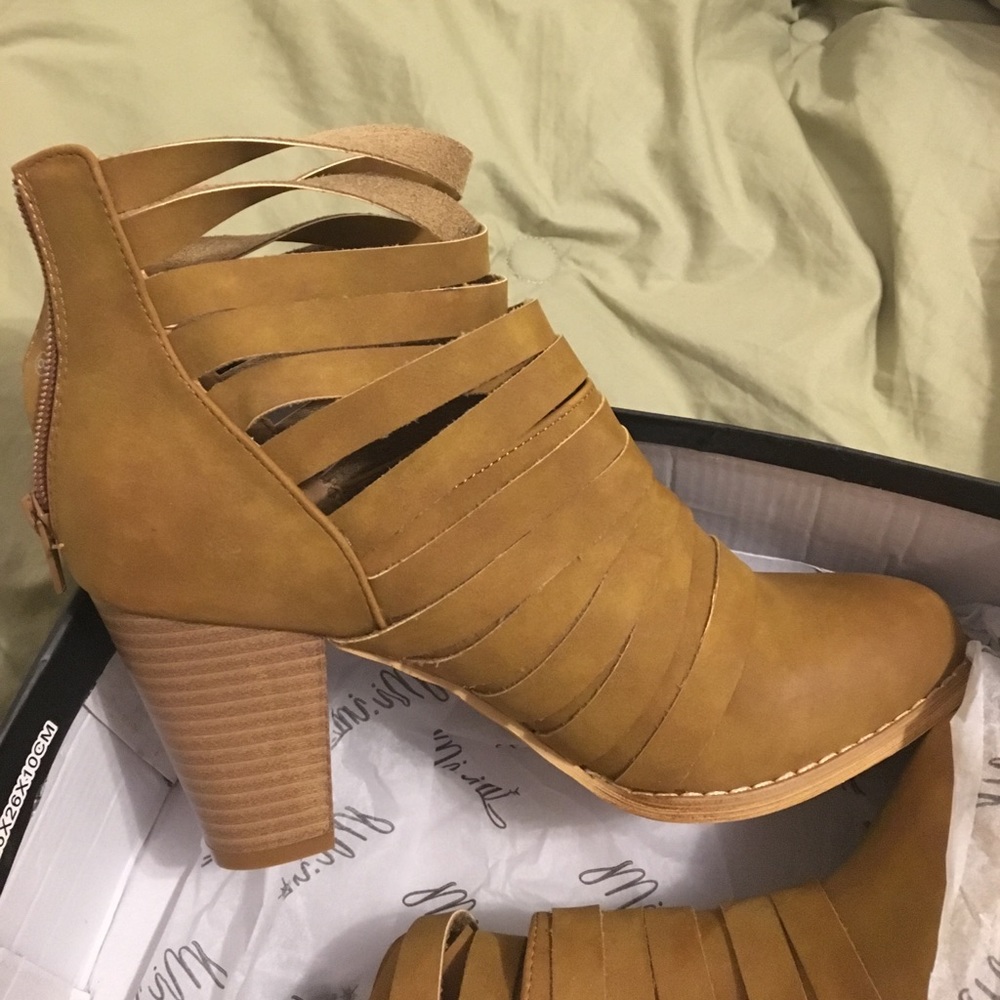 Strappy boots with heals