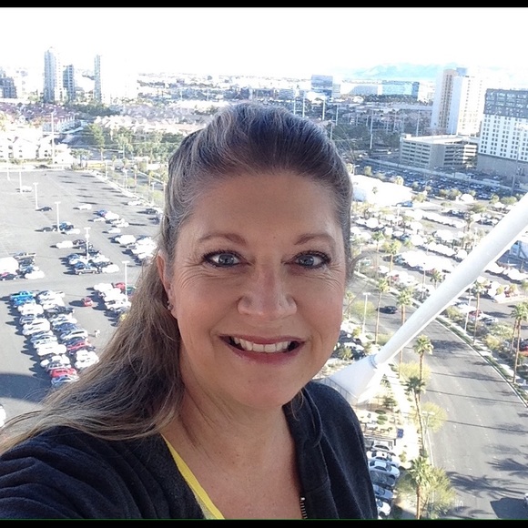 Meet your Posher, Julia - Picture 2 of 2