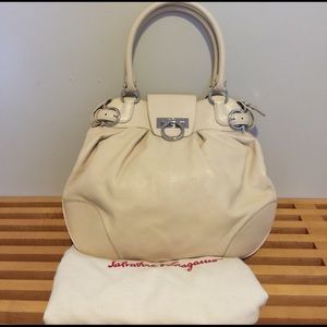 Rarely worn Ferragamo cream colored shoulder bag