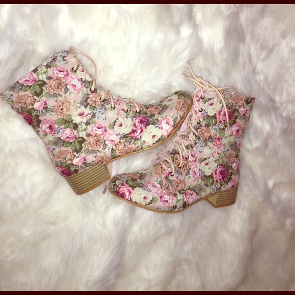 🌼Spring Floral Boots 🌼 - Picture 1 of 4