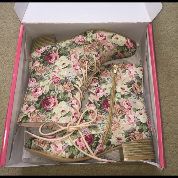 🌼Spring Floral Boots 🌼 - Picture 4 of 4