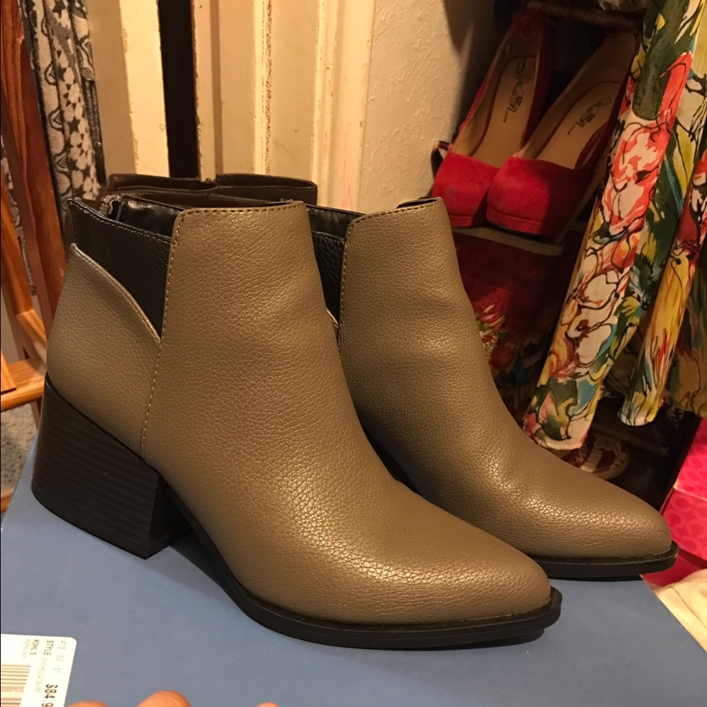 ❌NOT FOR SALE❌Vera Wang booties