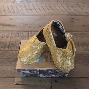 **HOST PICK** Adorable Glittery Gold Tiny Toms!
