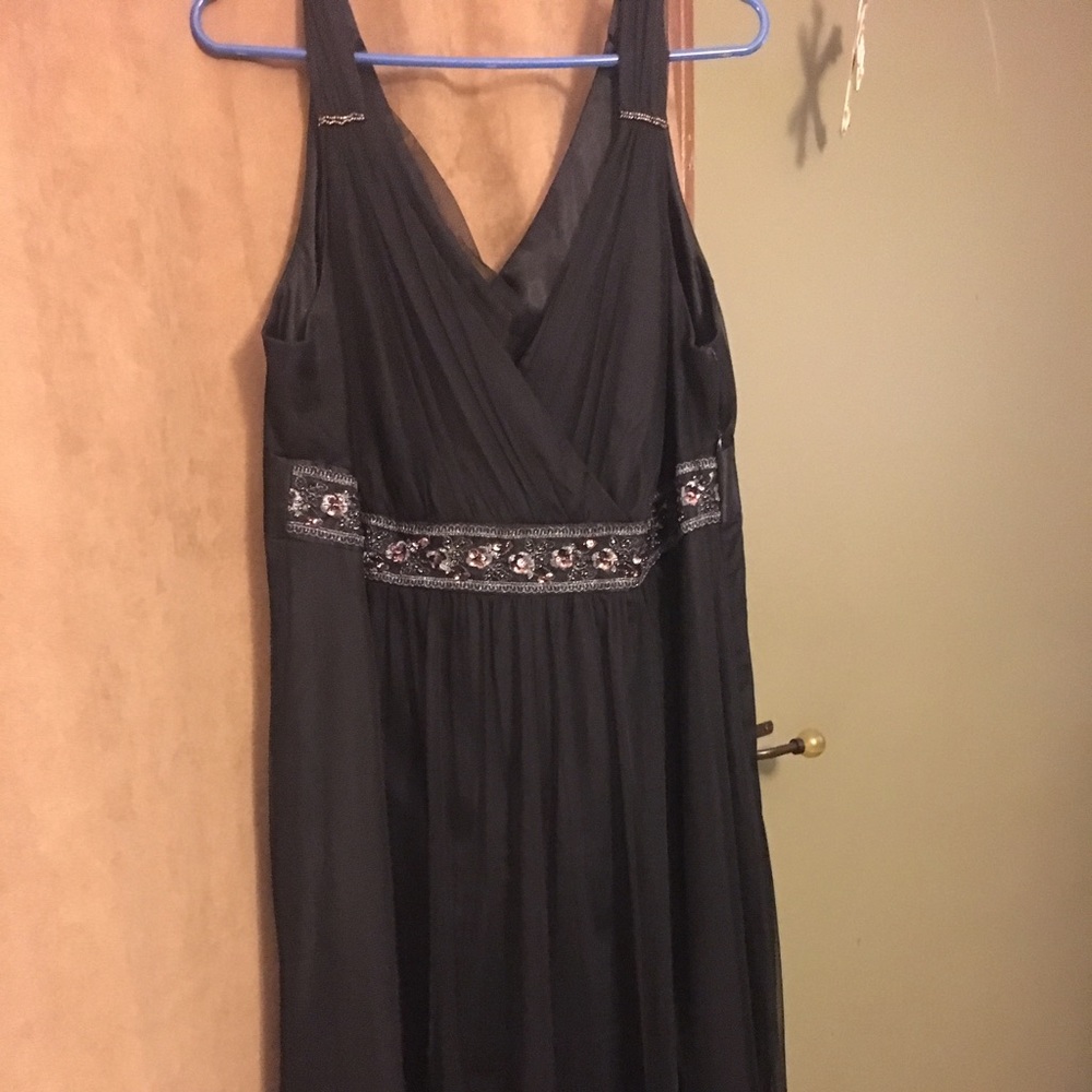 Robbie Bee Black v-neck dress