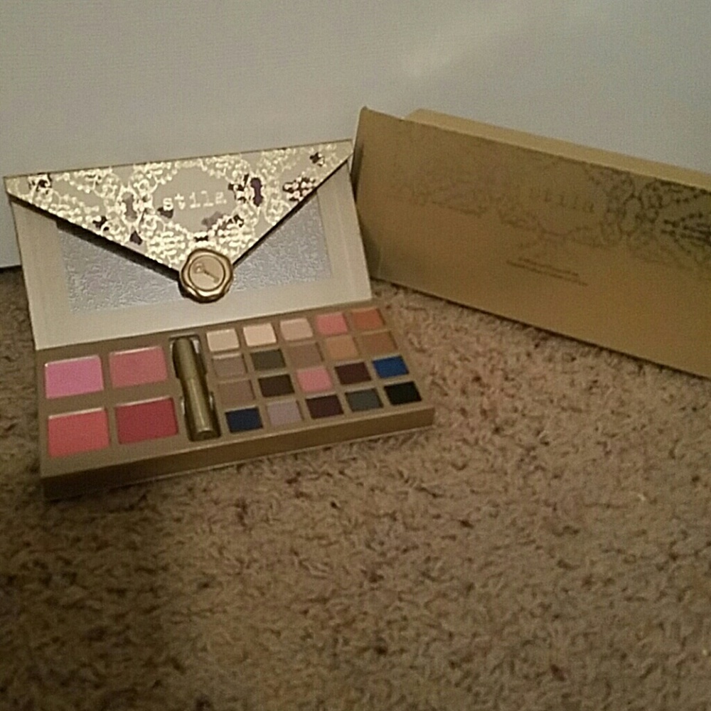 Stila "A Whole lot of Love" palette