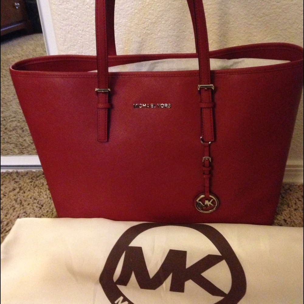Michael Kors Multifunction in scarlet color