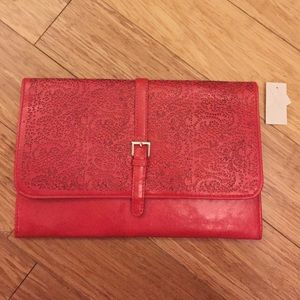 ***NWT*** coral clutch