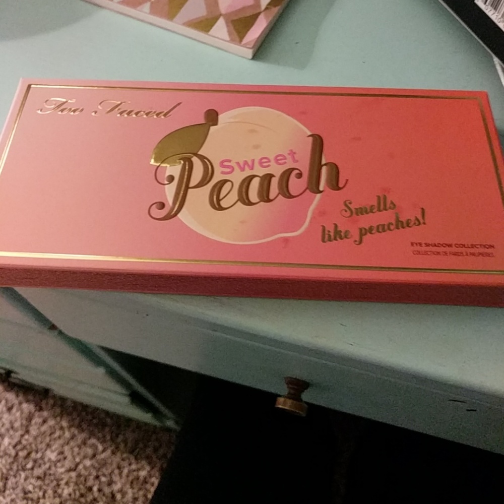Too faced peach pallete.  Lightly used.