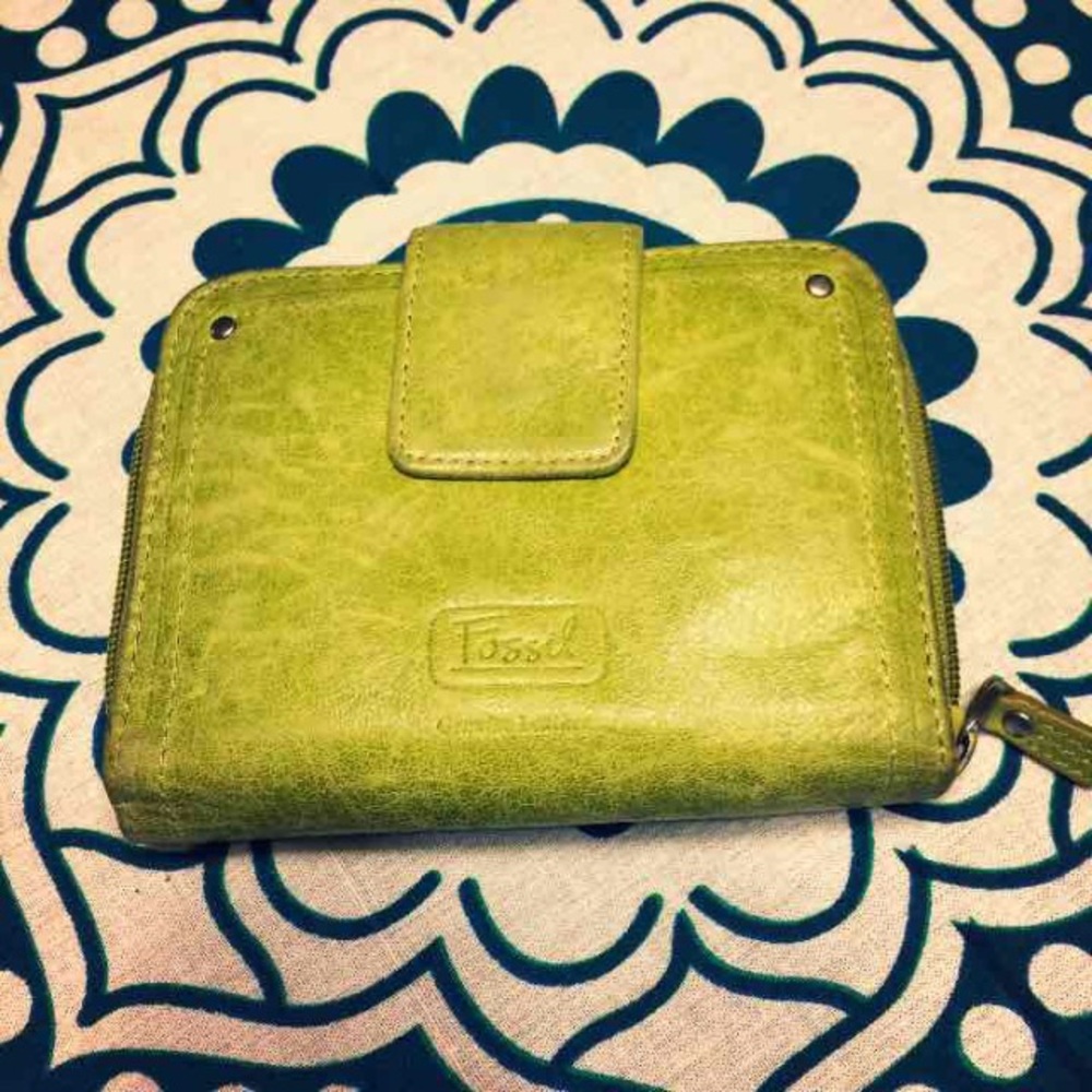 Beautiful lime green Fossil wallet in great cond!
