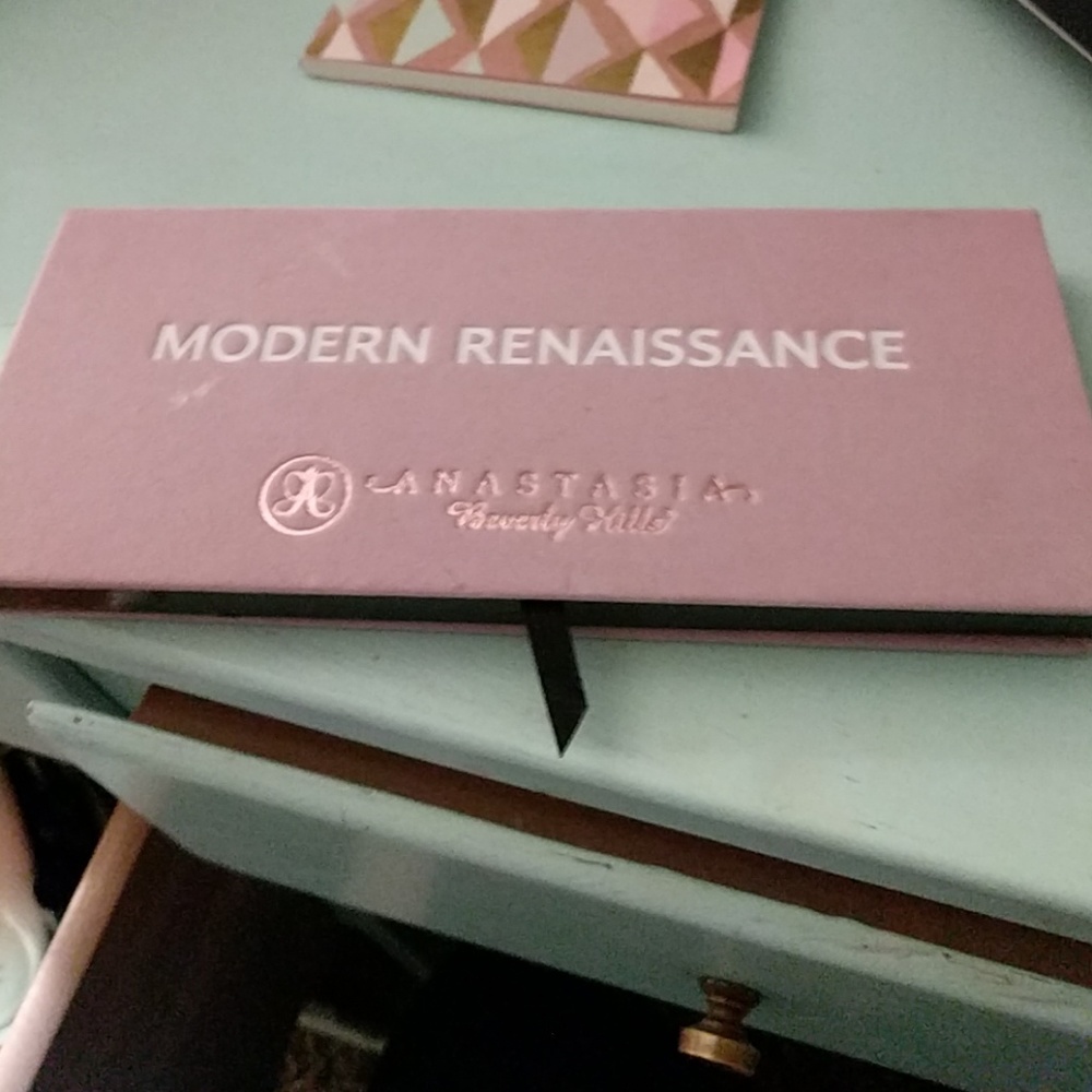 Modern renaissance pallet lightly used