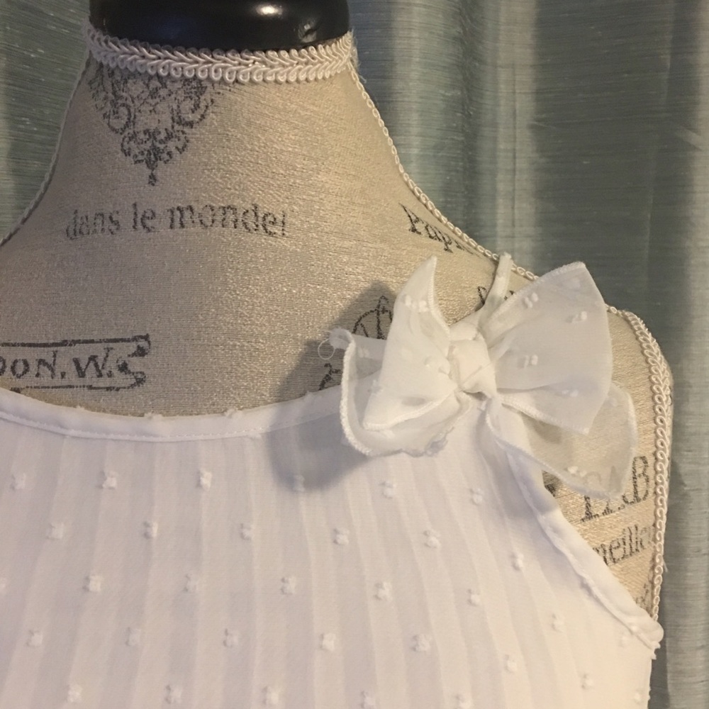 Sleeveless lined white tunic