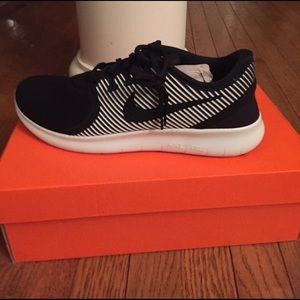NWT women's NIKE free tennis shoes