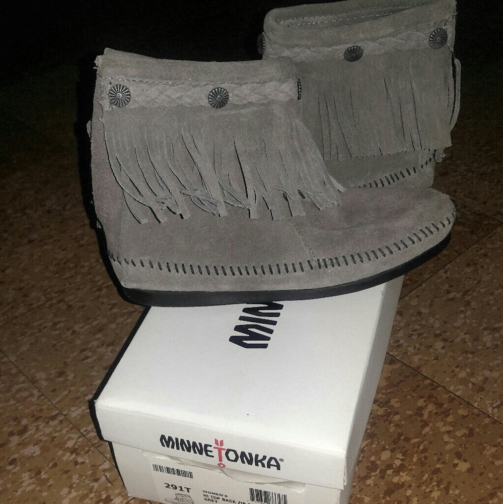 Minnetonka, NEW Suede back zip fringed bootie