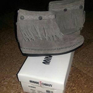 Minnetonka, NEW Suede back zip fringed bootie