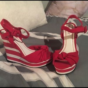 Red and White Striped Knotted Wegdes