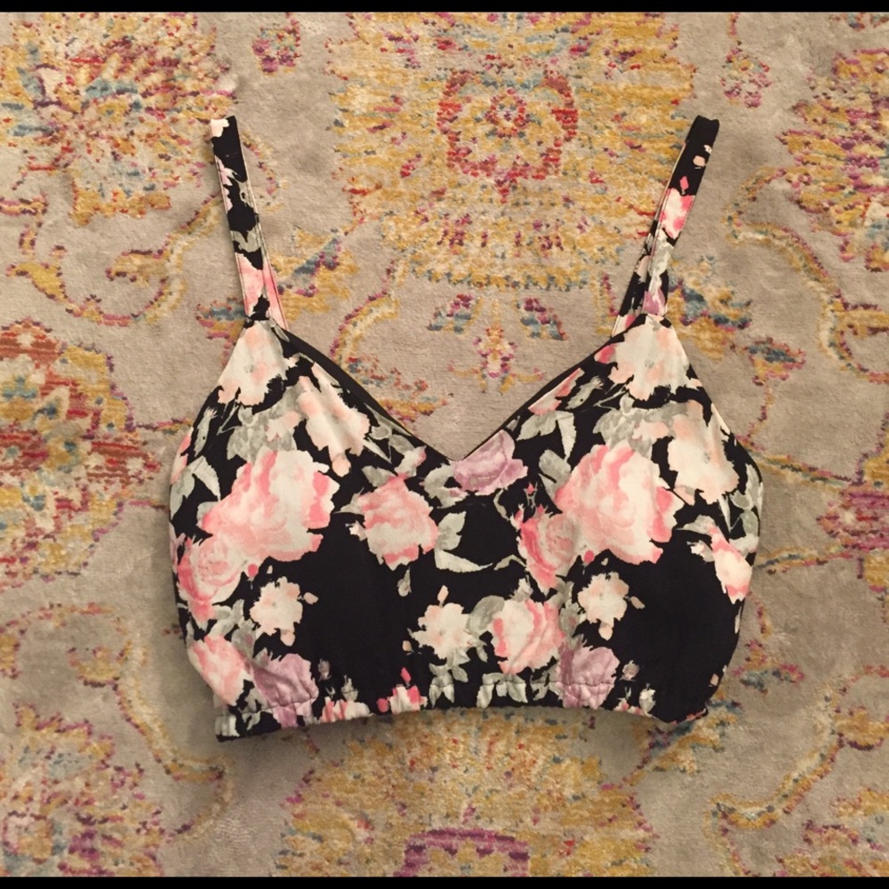 Black floral cropped tank top from Forever 21 🌸