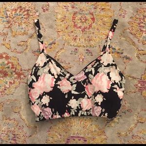 Black floral cropped tank top from Forever 21 🌸