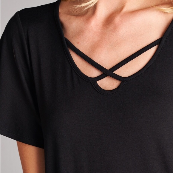 🔹Last 1 MED🔹 Black Criss Cross V-Neck SS Tunic - Picture 3 of 4