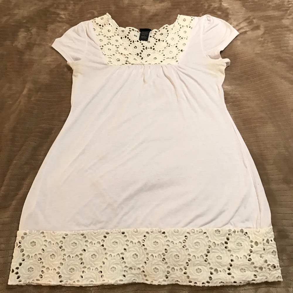 White top w/cap sleeves, lace bottom, front & rear