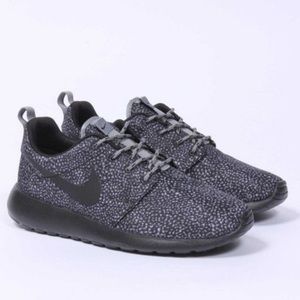 Rare all black speckled Nike roshes