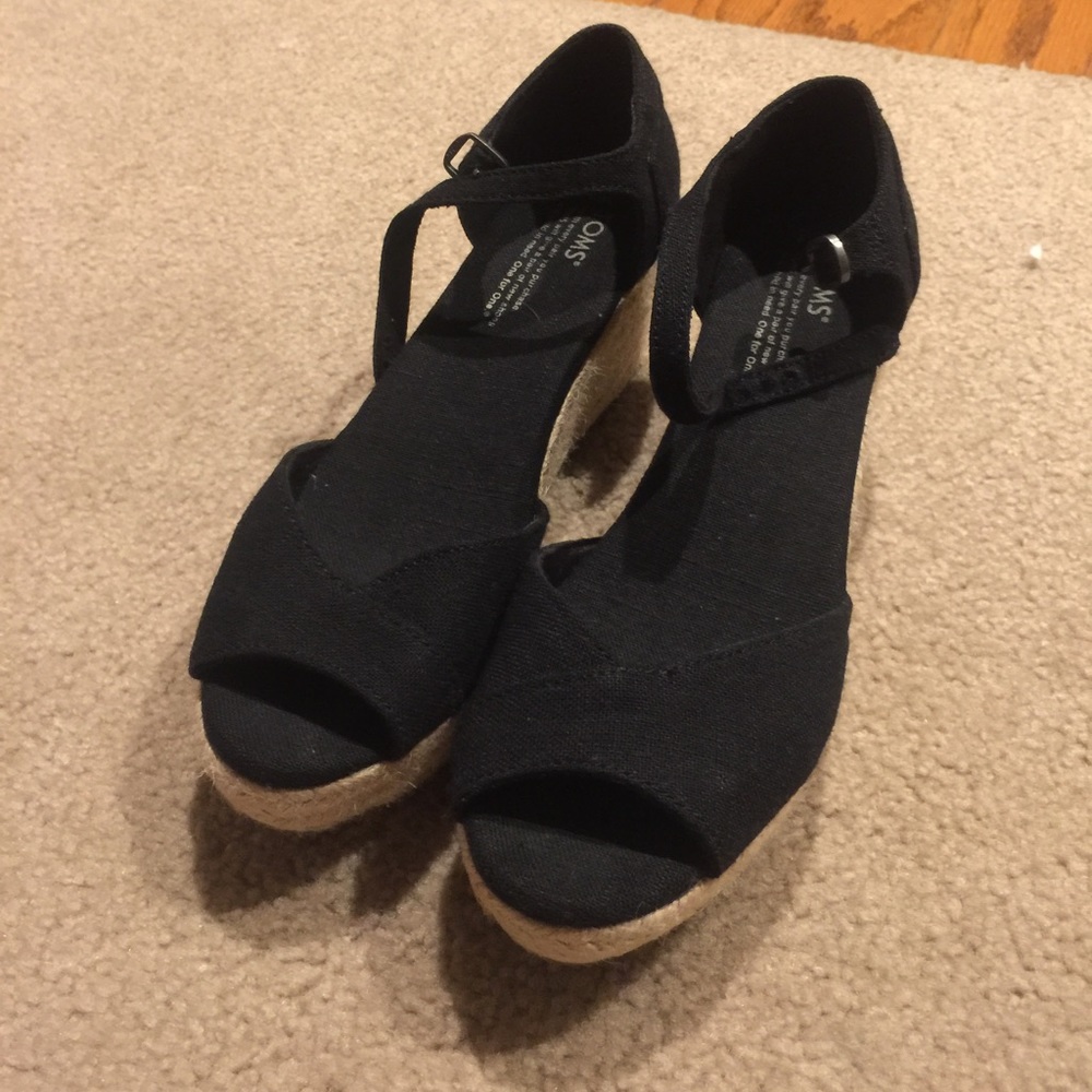 Toms black wedges