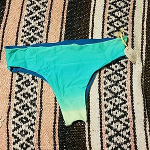 Reversible cheeky bikini