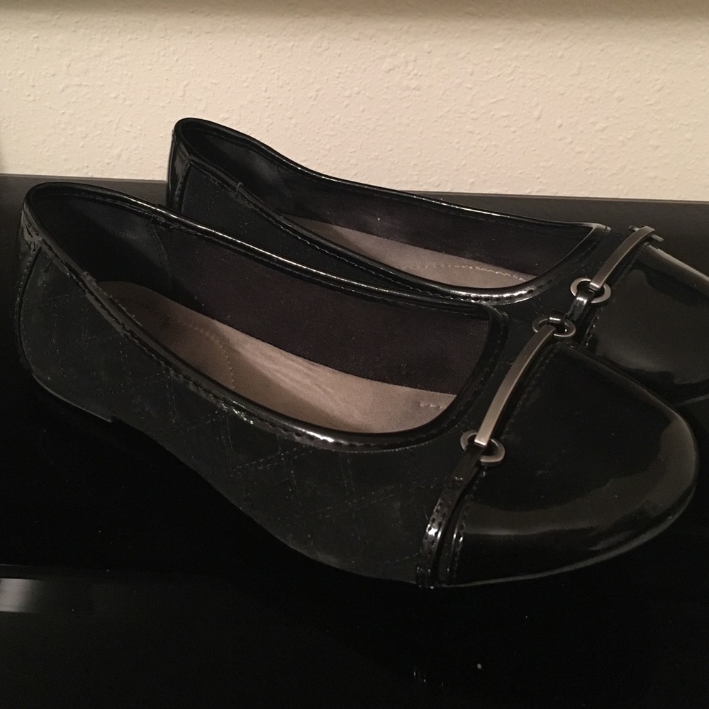 Black textured flats