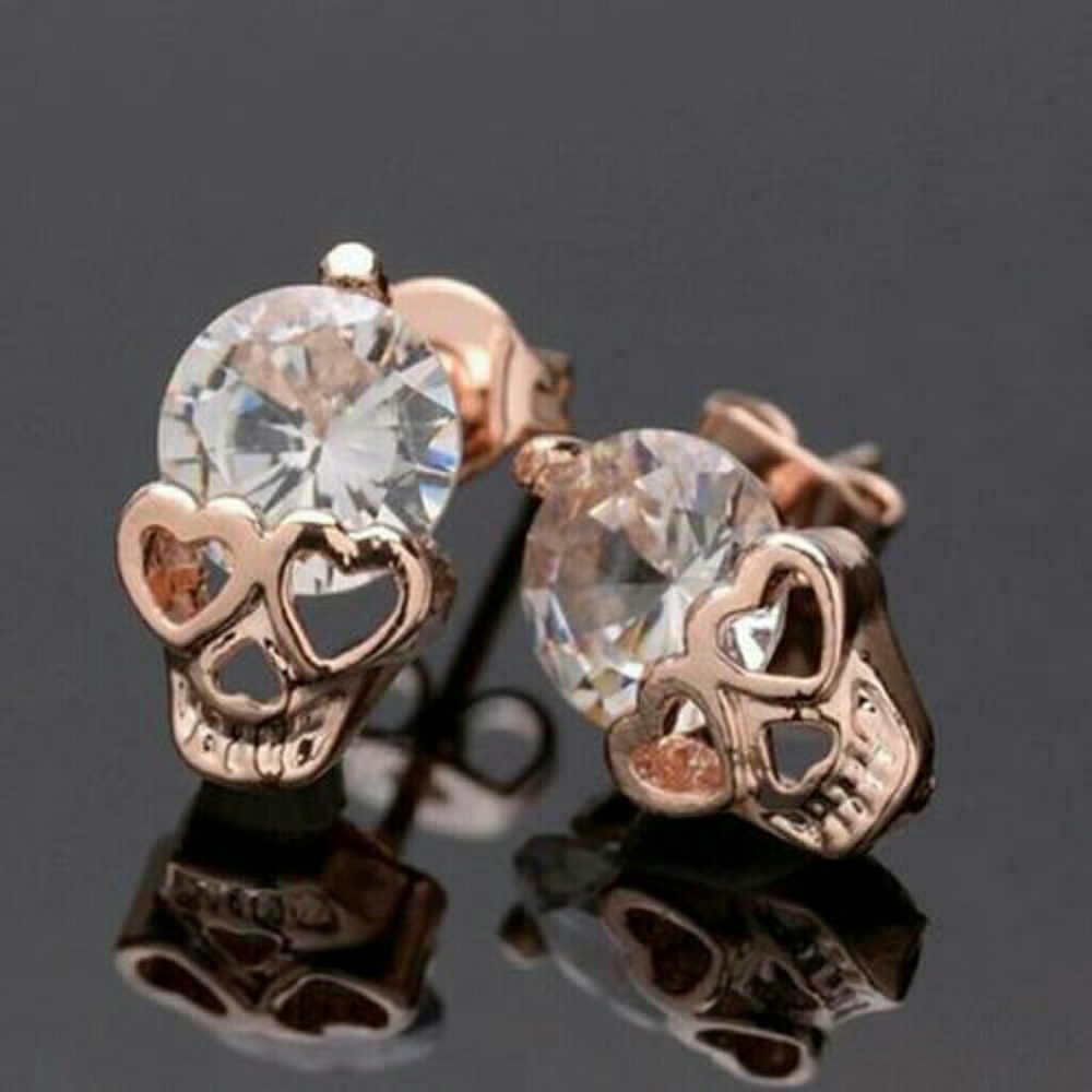 18k Gold Plated Skull Stud Earrings.