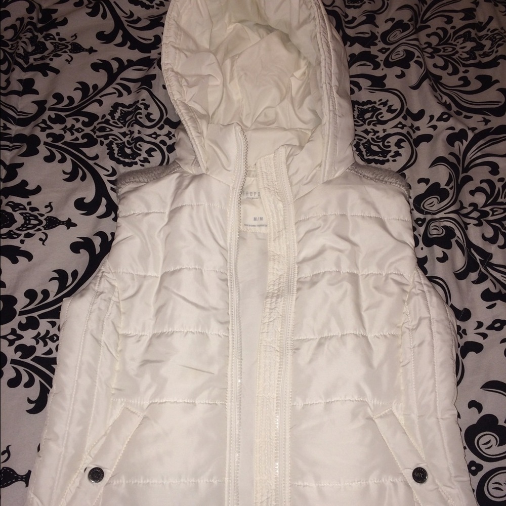White and grey zip up Aeropostale vest