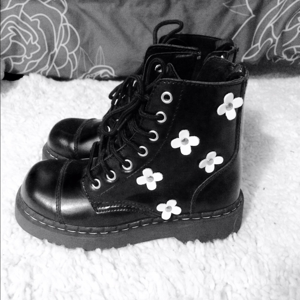 Anarchic 7 Eye Daisy Combat Boots