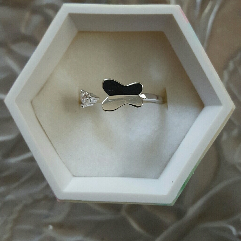 Butterfly and diamonique ring