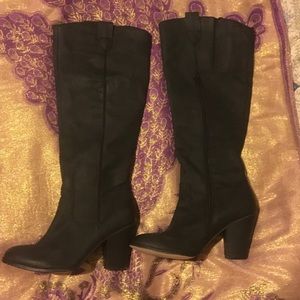 BLACK WIDE CALF HEELED BOOTS