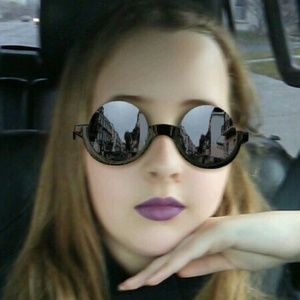 Meet your Posher, Leila