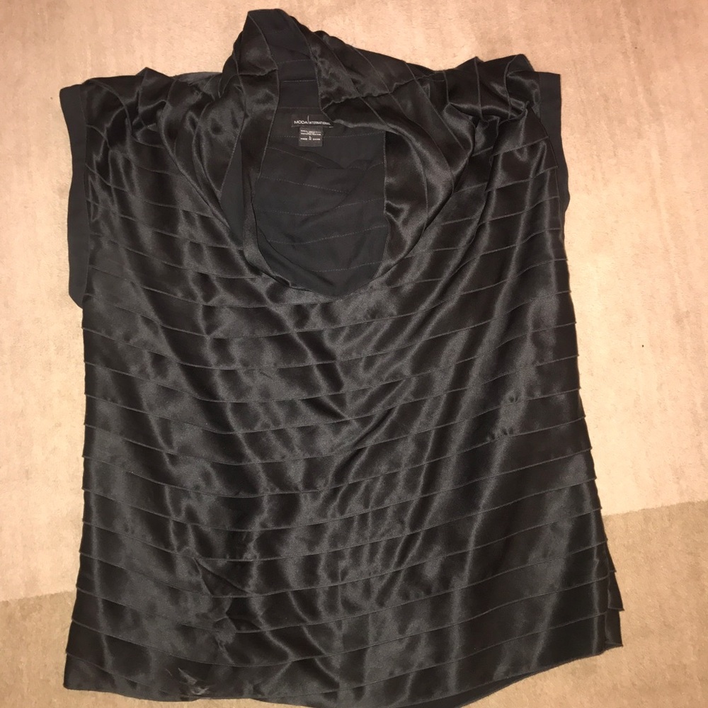 💥SOLD💥Silky black paneled top