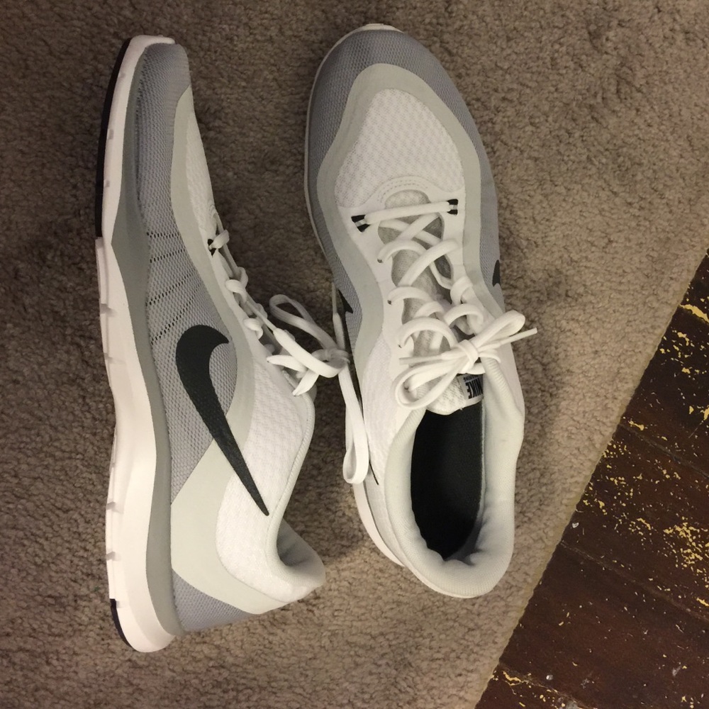 NWOT tags Nike shoes